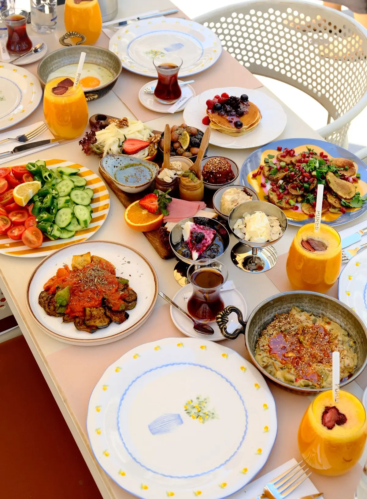 Çay ve sıcak kahvaltılıklarla Purée sofrası