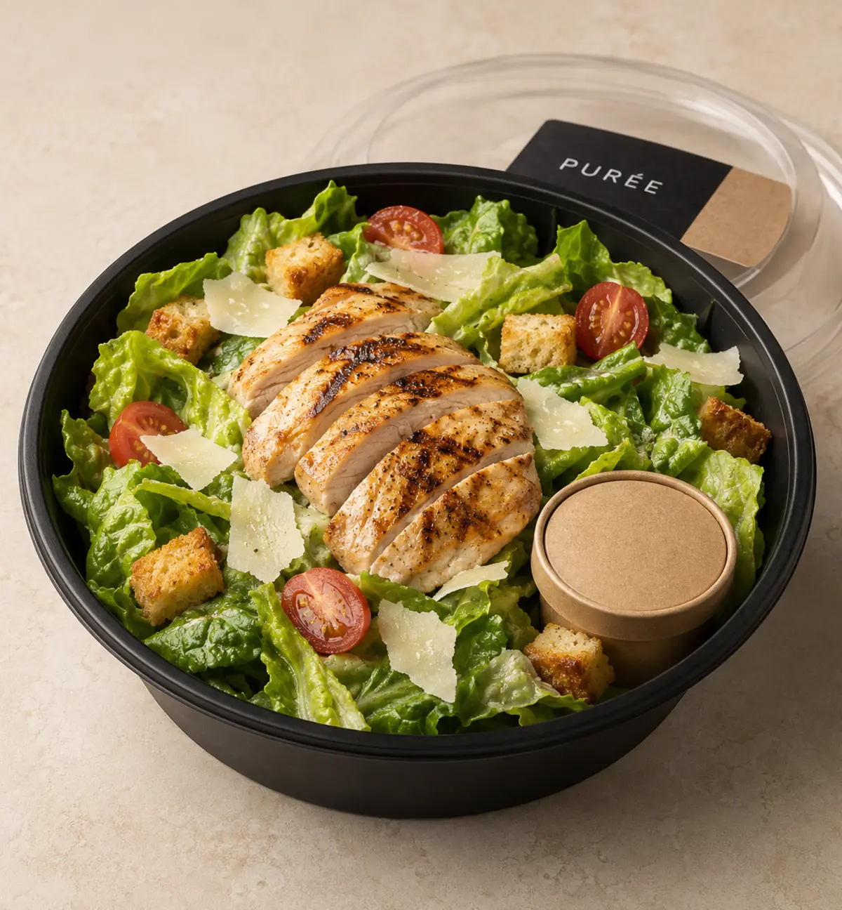 PuréeCloud ambalajında Tavuklu Sezar Salata