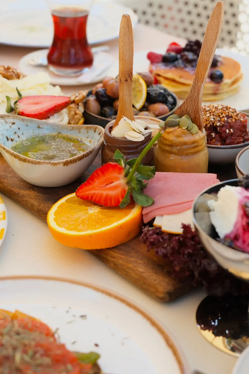 Bal kaymak, peynir ve kahvaltı eşlikçileri
